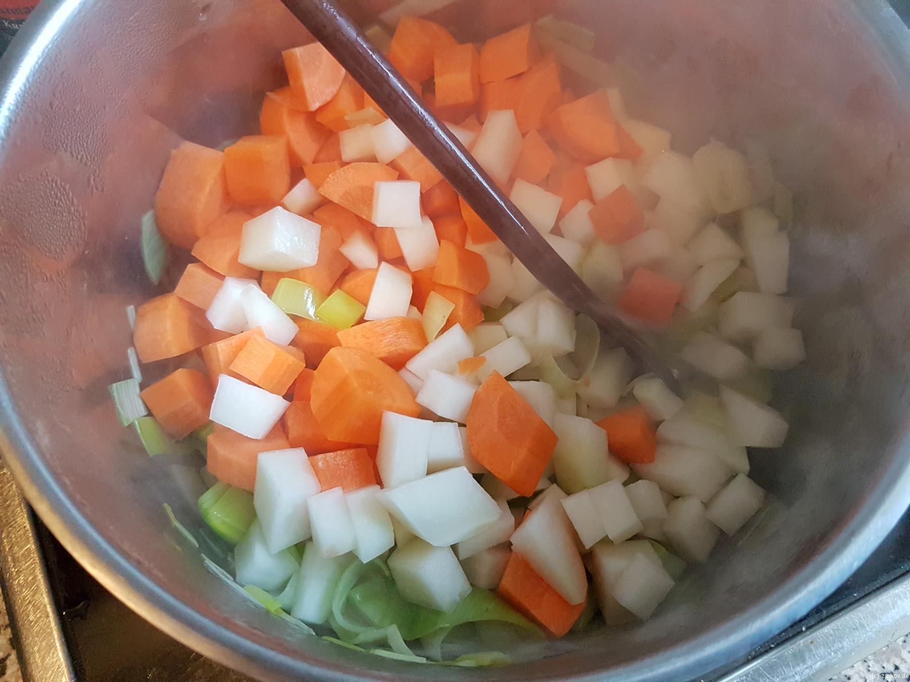 Schnelle Gemüsesuppe - Gemüse hinzugeben