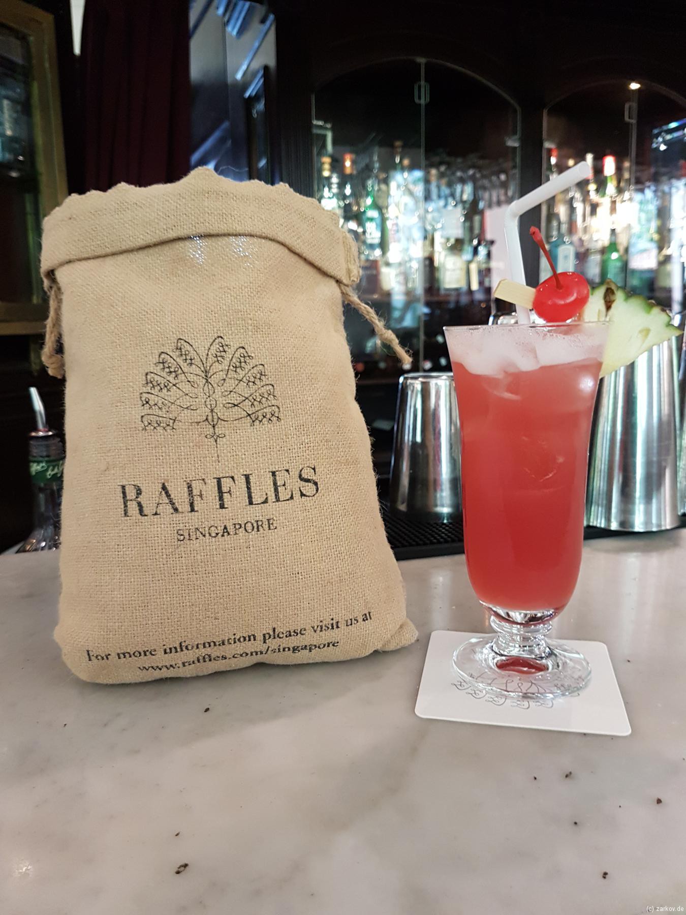 Raffles Hotel Bar (10) - Das Ziel - der original Singapore Sling