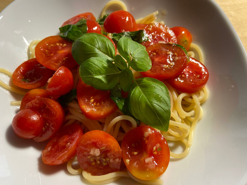 Spaghetti mit Tomaten, Basilikum und Knoblauch