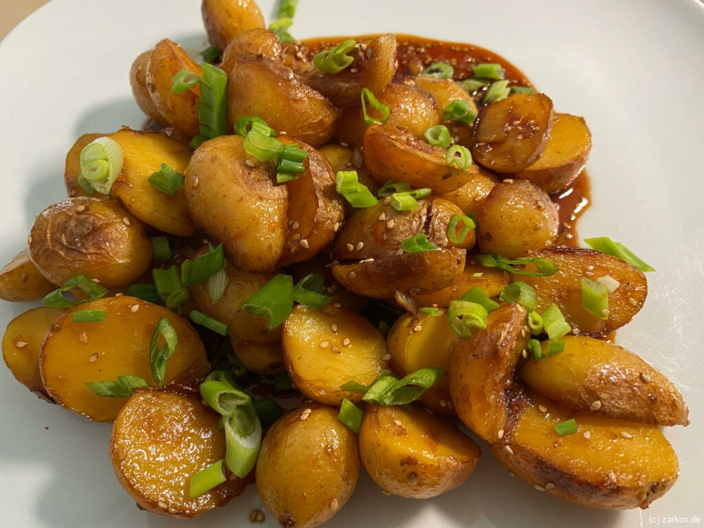 Koreanische Kartoffeln mit Sesam, Honig und Knoblauch