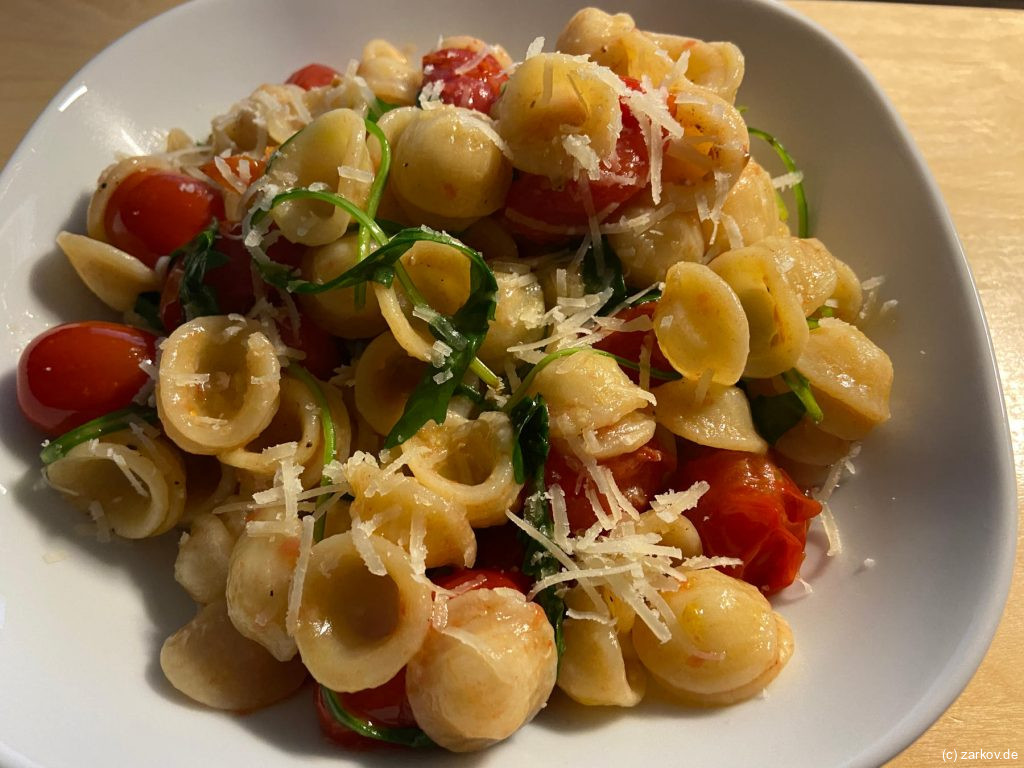 Orecchiette mit Kirschtomaten und Rucola