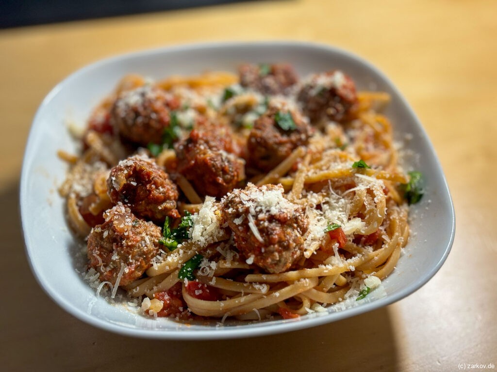 Spaghetti und Hackfleischbällchen mit Tomatensoße