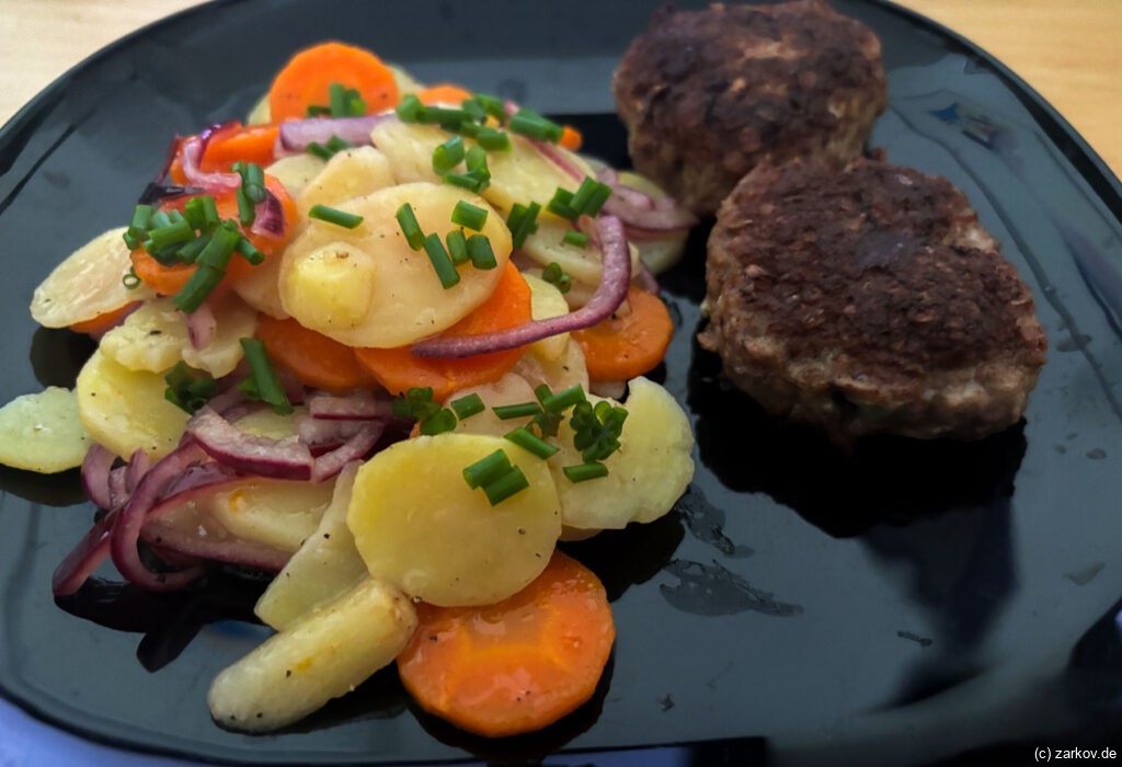 Frikadellen mit Pastinaken-Kartoffel-Salat