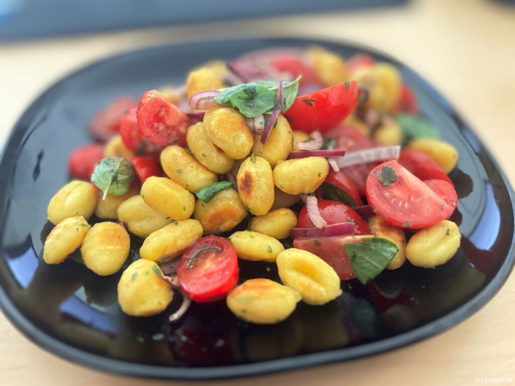 Salat mit knusprigen Gnocchi,Tomate und roten Zwiebeln