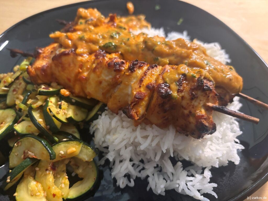 Hühnchen-Saté-Spieße mit Chili-Zucchini