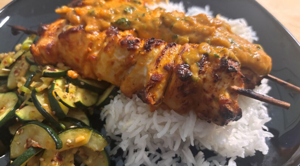 Hühnchen-Saté-Spieße mit Chili-Zucchini