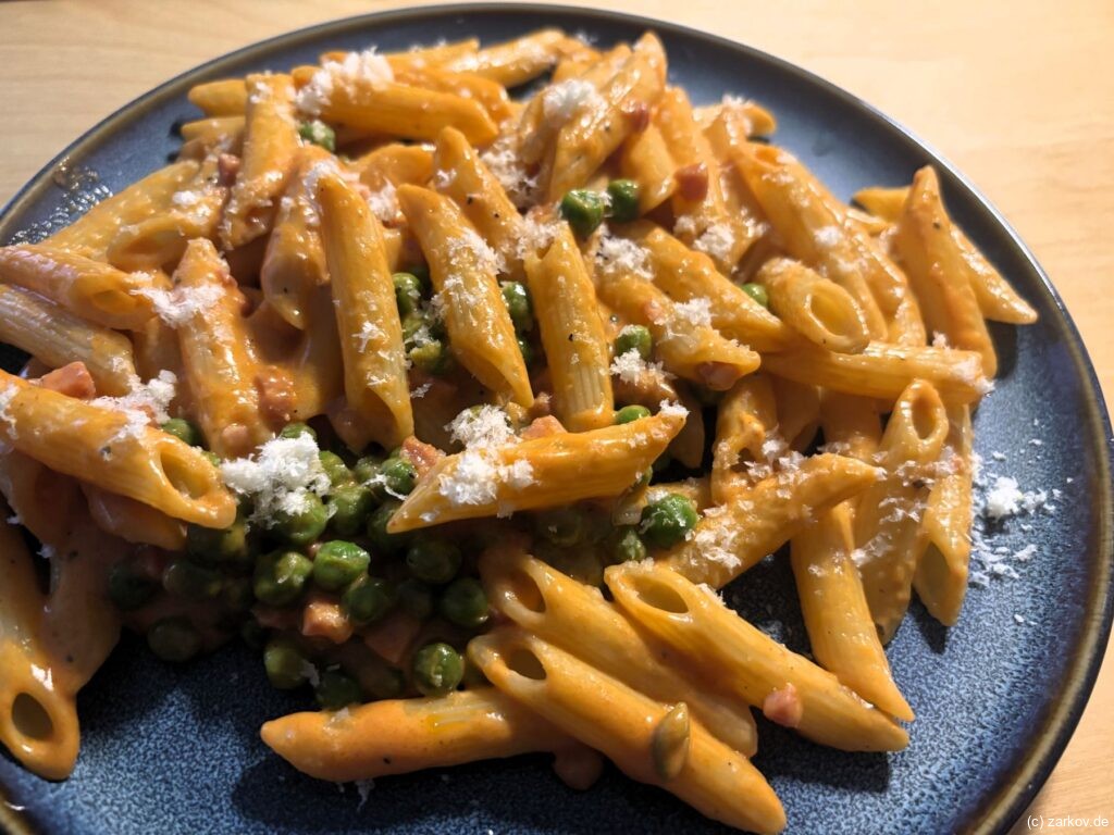 Pasta mit Schinken-Erbsen Sauce und Parmesan