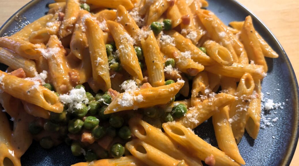 Pasta mit Schinken-Erbsen Sauce und Parmesan