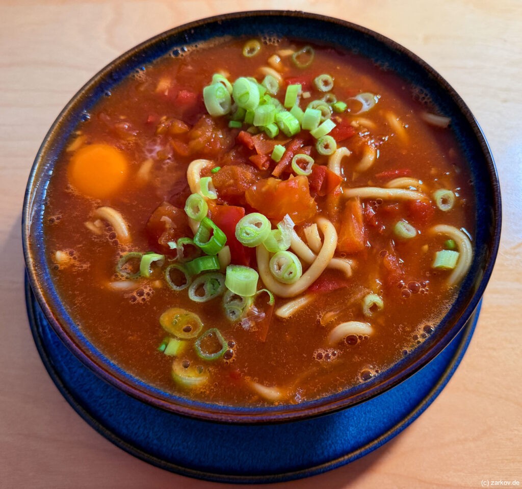 15-Minuten Tomaten-Curry-Udon-Suppe