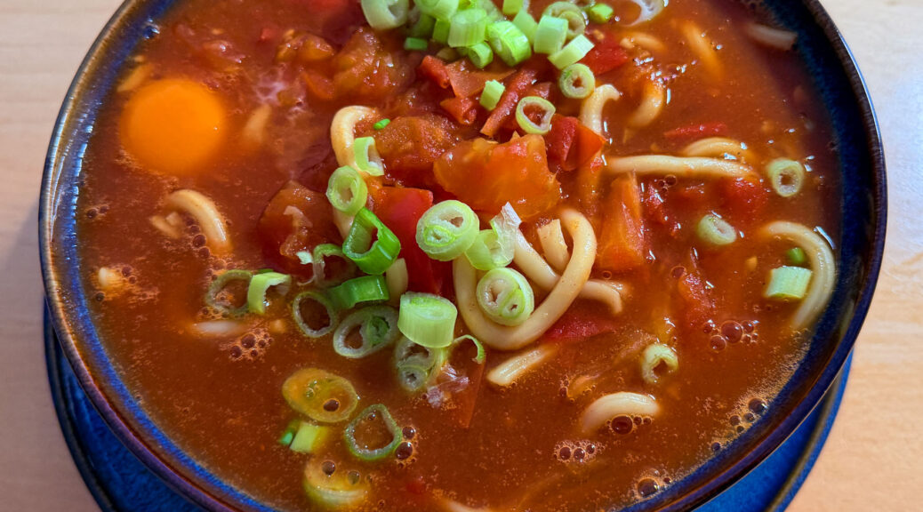 15-Minuten Tomaten-Curry-Udon-Suppe