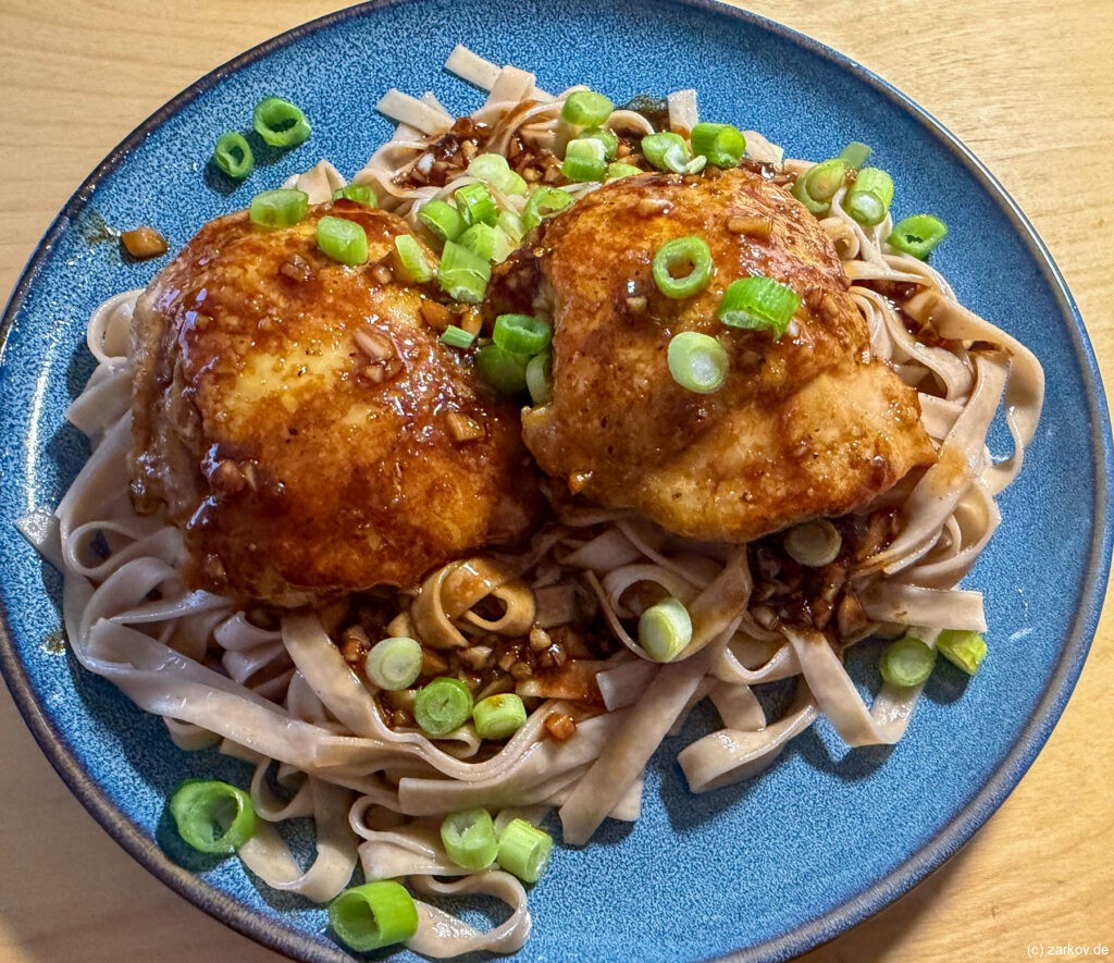 Hähnchenschenkel mit Sojaglasur und Süßkartoffelnudeln