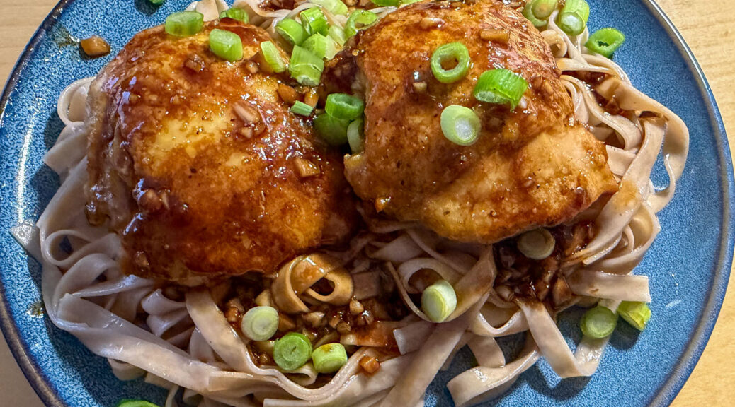 Hähnchenschenkel mit Sojaglasur und Süßkartoffelnudeln