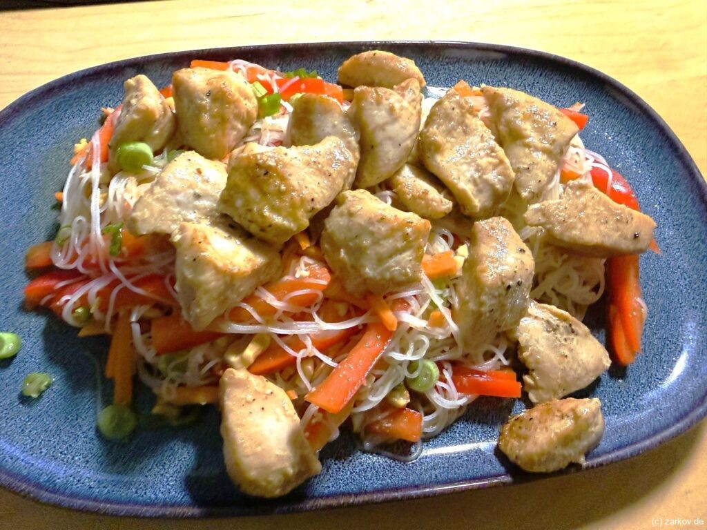 Gebackenes Hähnchen mit Nudelsalat