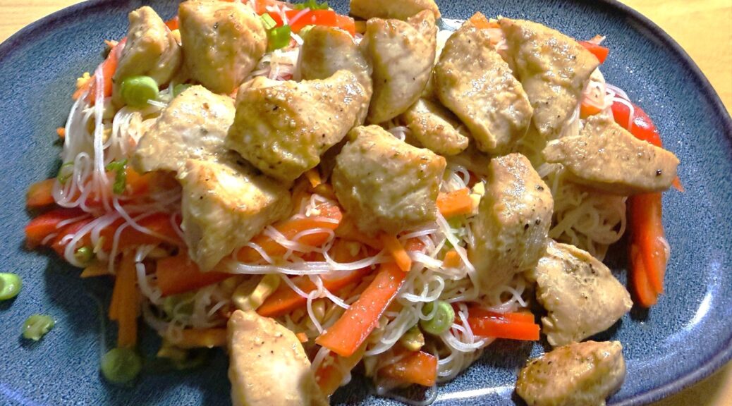 Gebackenes Hähnchen mit Nudelsalat