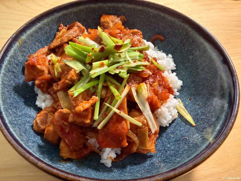 Scharfe koreanische Schweinefleisch-Reisbowl