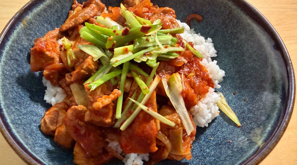 Scharfe koreanische Schweinefleisch-Reisbowl