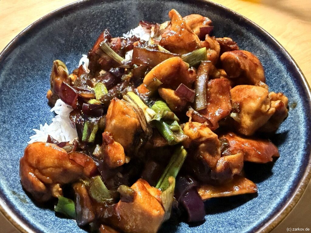 Gebratenes Hähnchen mit Zwiebeln