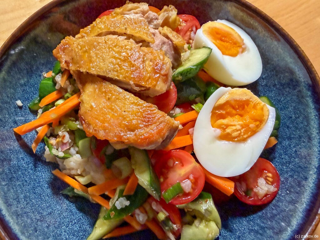 Knuspriger Reis-Hähnchen-Salat