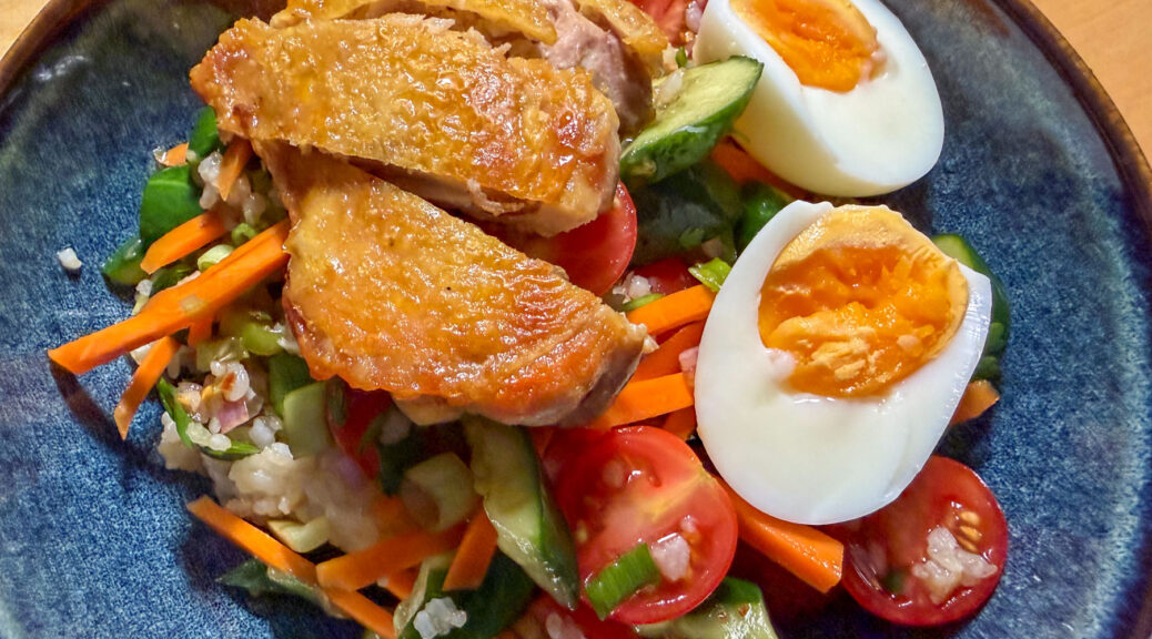 Knuspriger Reis-Hähnchen-Salat