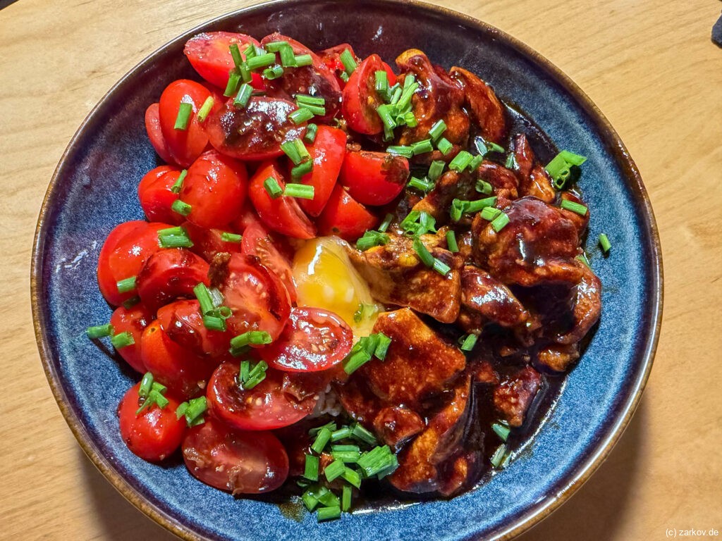 Hähnchen in Sojasauce & Tomaten mit Chiliöl
