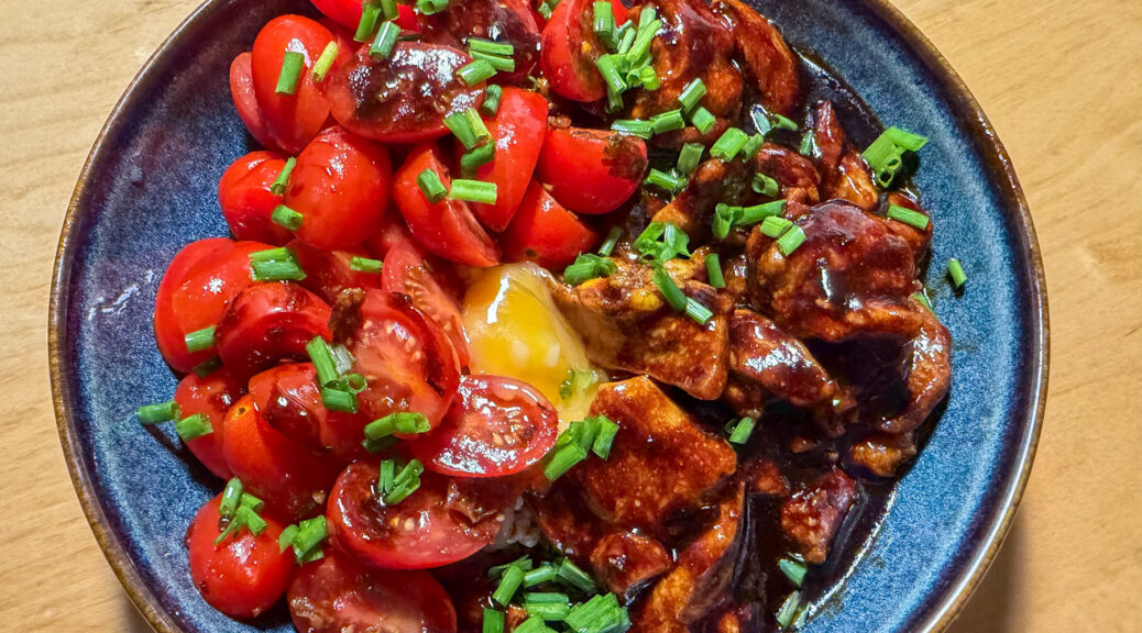 Hähnchen in Sojasauce & Tomaten mit Chiliöl