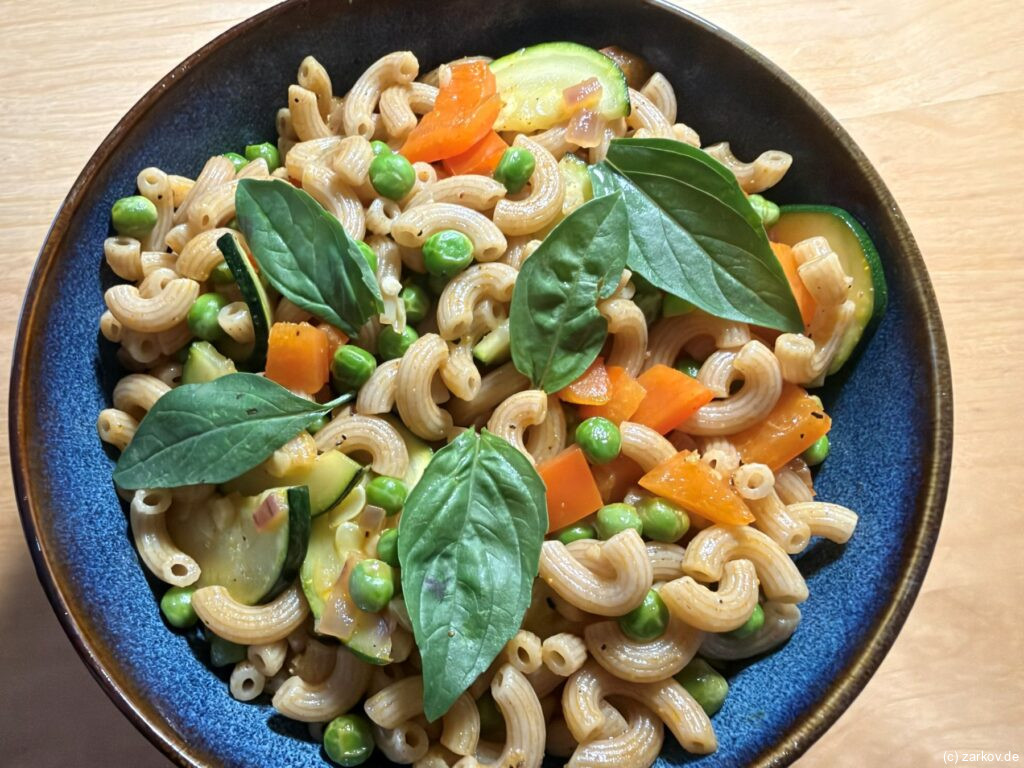Dinkel-Nudelpfanne mit Gemüse