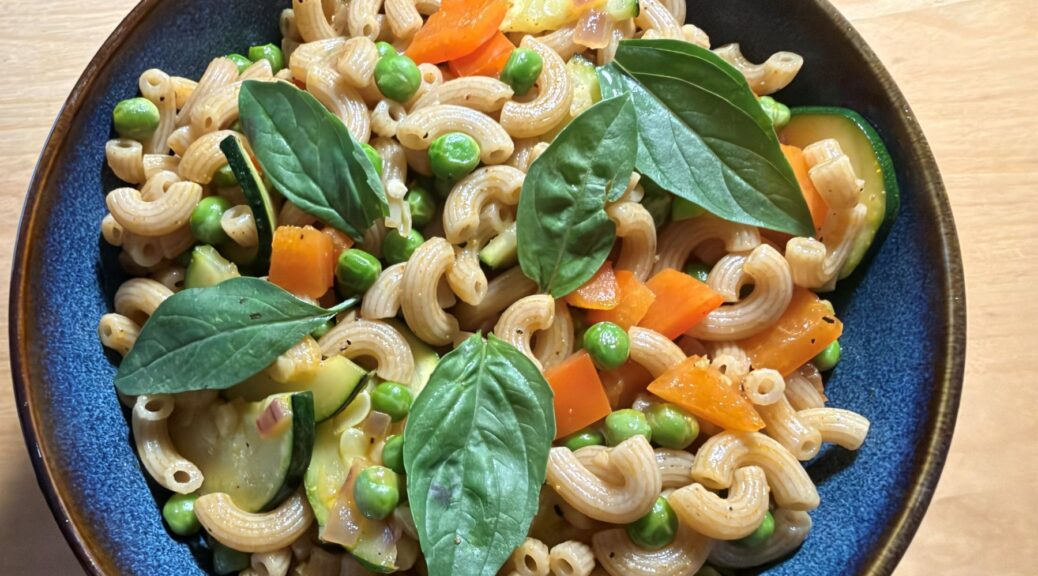 Dinkel-Nudelpfanne mit Gemüse